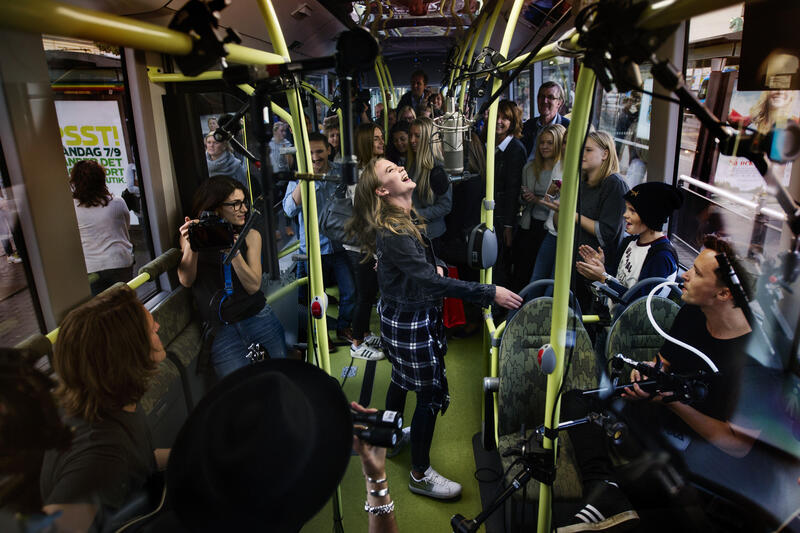 Zara Larsson uppträder på elbuss
