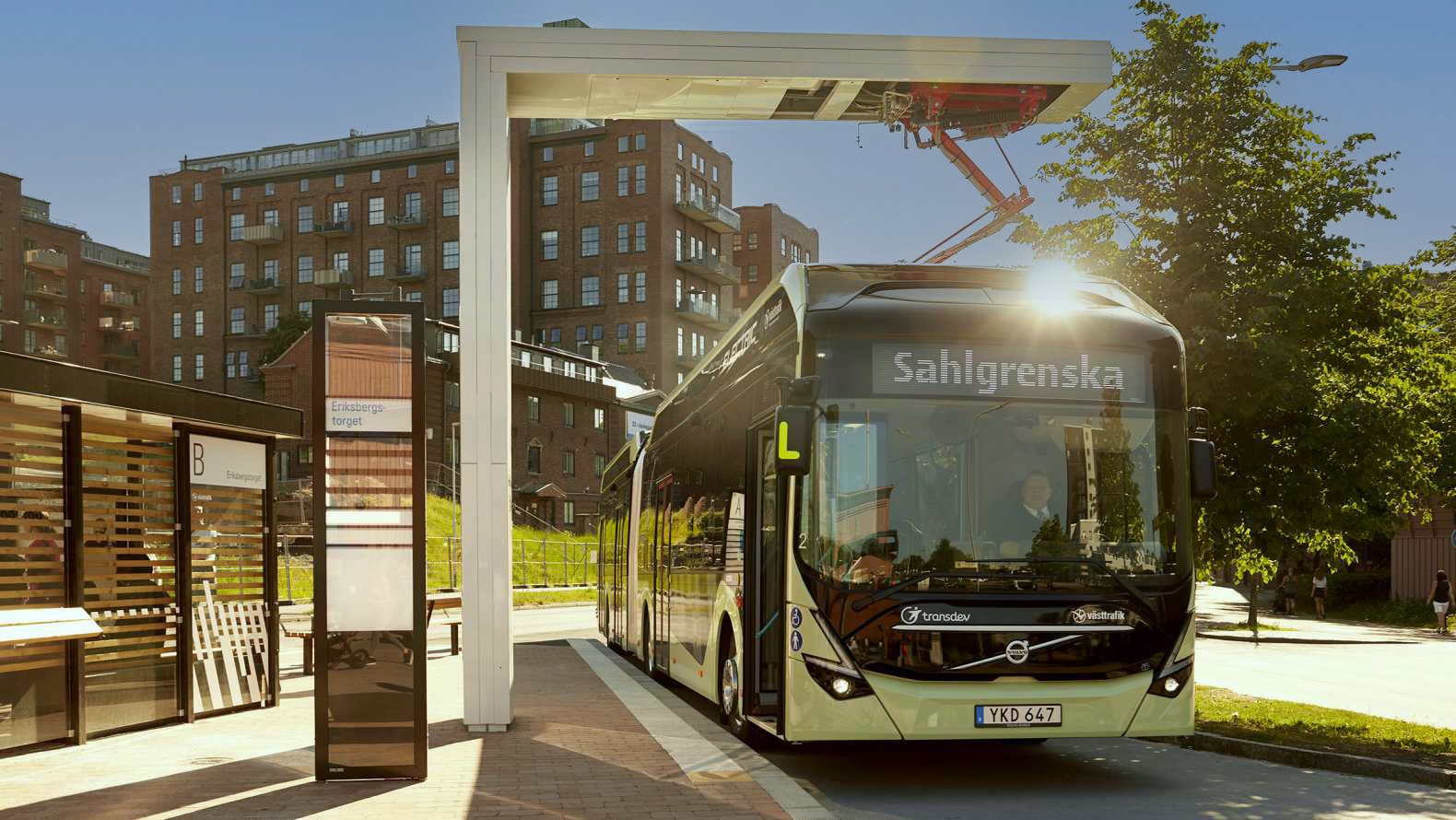 En eldriven buss laddar i Göteborg. Foto: Volvo Group.