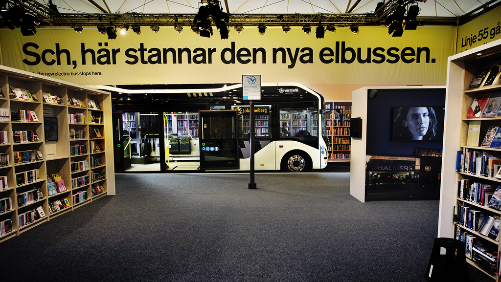 En elbuss inne i ett bibliotek. Foto: Volvo Bussar.